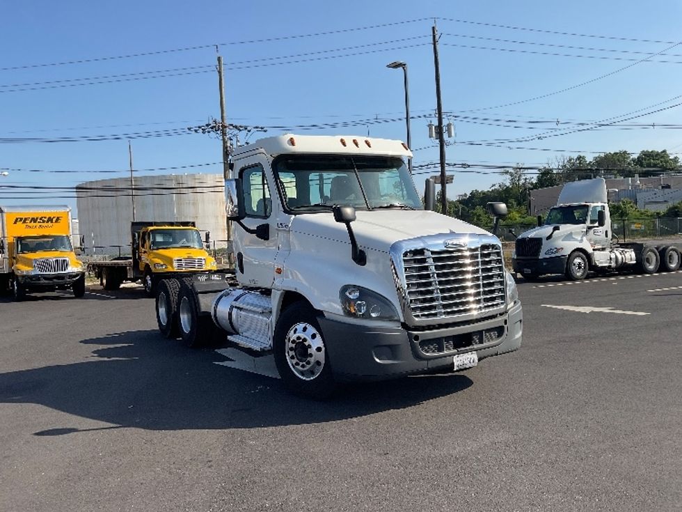 Day Cab Tractor-Heavy Duty Tractors-Freightliner-2016-Cascadia 12564ST-Dayton-NJ-209,577\n\t\tmiles-$ 48,500 - Image 1