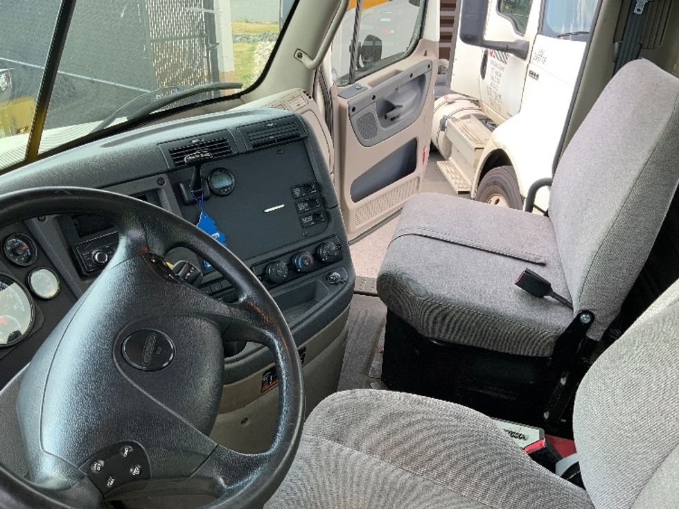 Day Cab Tractor-Heavy Duty Tractors-Freightliner-2016-Cascadia 12564ST-Dayton-NJ-209,577\n\t\tmiles-$ 48,500 - Image 10