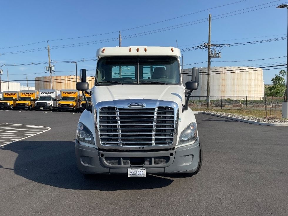 Day Cab Tractor-Heavy Duty Tractors-Freightliner-2016-Cascadia 12564ST-Dayton-NJ-209,577\n\t\tmiles-$ 48,500 - Image 2