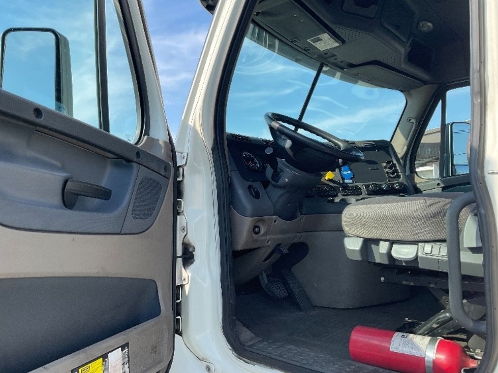 Day Cab Tractor-Heavy Duty Tractors-Freightliner-2016-Cascadia 12564ST-Dayton-NJ-209,577\n\t\tmiles-$ 48,500 - Image 9