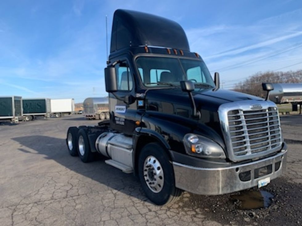 Day Cab Tractor-Heavy Duty Tractors-Freightliner-2016-Cascadia 12564ST-Duncansville-PA-428,207 miles-$ 55,500
