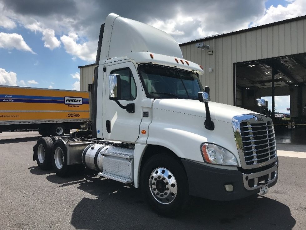 Day Cab Tractor-Heavy Duty Tractors-Freightliner-2016-Cascadia 12564ST-Duncansville-PA-507,250 miles-$ 51,000