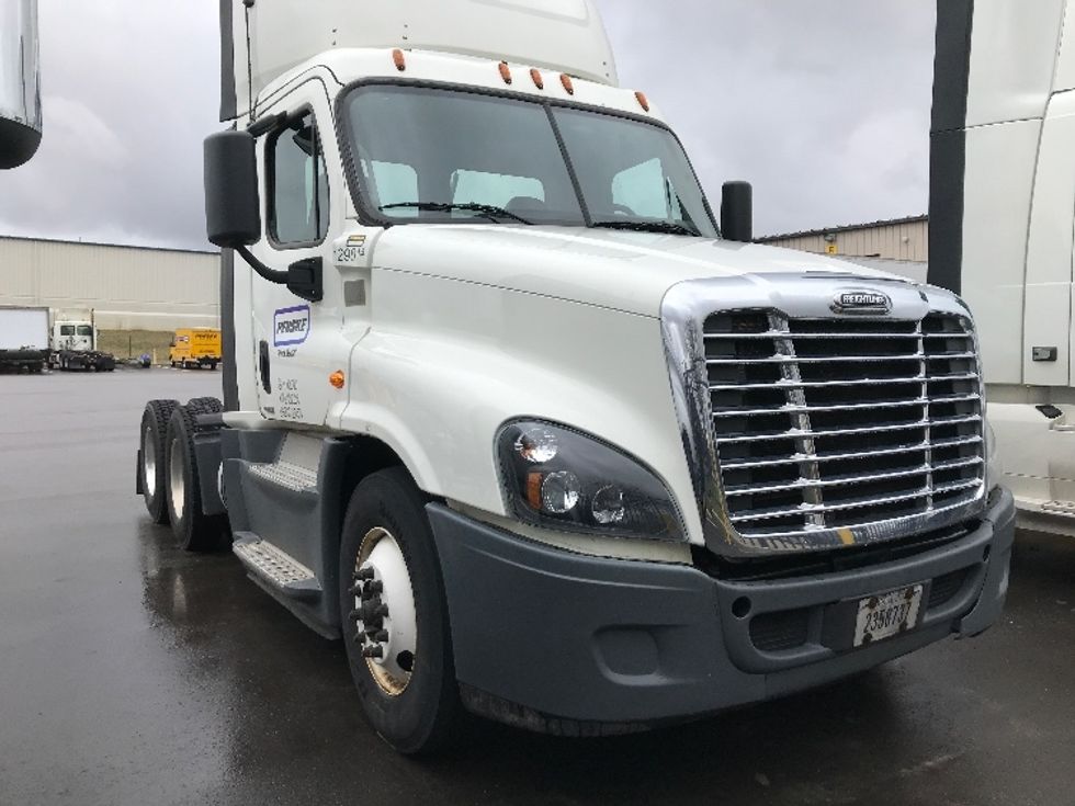 Day Cab Tractor-Heavy Duty Tractors-Freightliner-2016-Cascadia 12564ST-Elkhart-IN-656,229 miles-$ 47,250