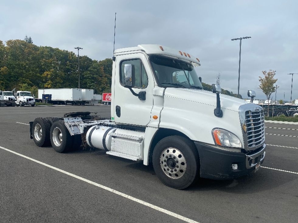 Day Cab Tractor-Heavy Duty Tractors-Freightliner-2016-Cascadia 12564ST-Everett-WA-529,663\n\t\tmiles-$ 34,500 - Image 1
