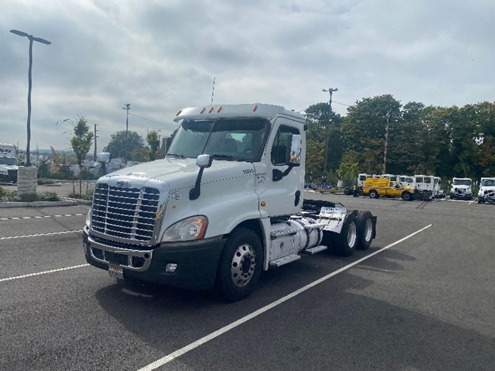 Day Cab Tractor-Heavy Duty Tractors-Freightliner-2016-Cascadia 12564ST-Everett-WA-529,663\n\t\tmiles-$ 34,500 - Image 2