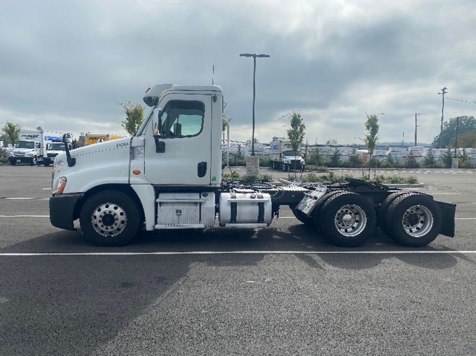 Day Cab Tractor-Heavy Duty Tractors-Freightliner-2016-Cascadia 12564ST-Everett-WA-529,663\n\t\tmiles-$ 34,500 - Image 3