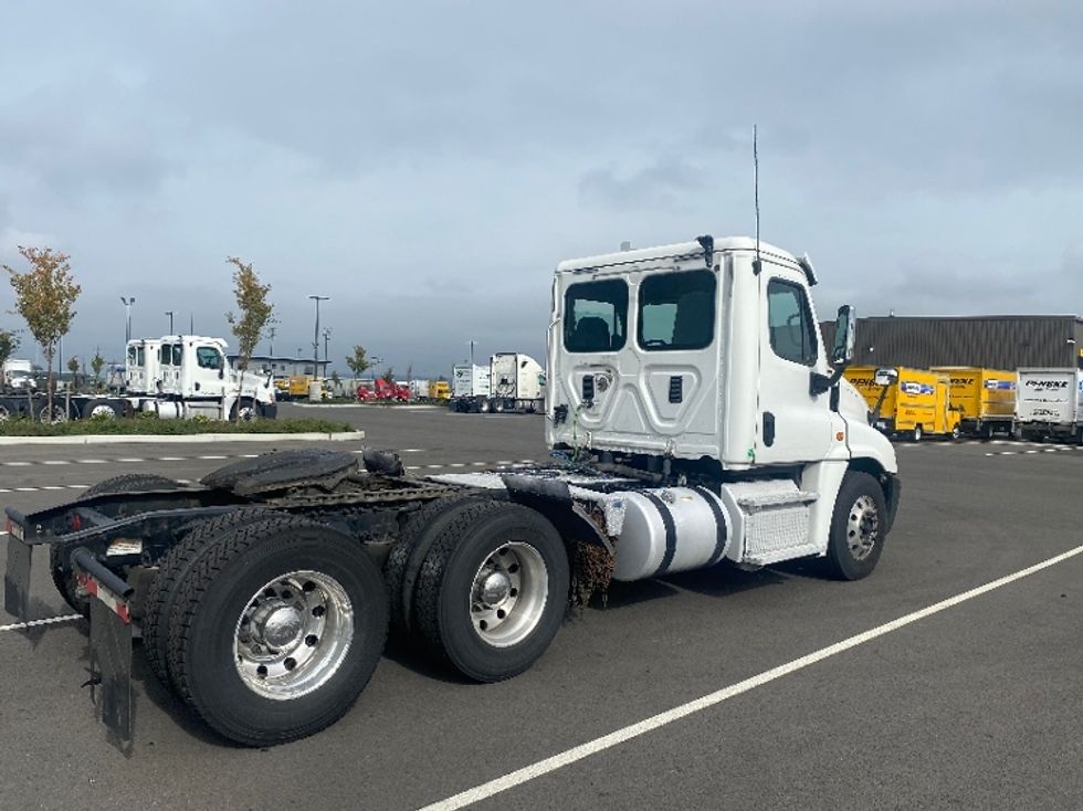 Day Cab Tractor-Heavy Duty Tractors-Freightliner-2016-Cascadia 12564ST-Everett-WA-529,663\n\t\tmiles-$ 34,500 - Image 6