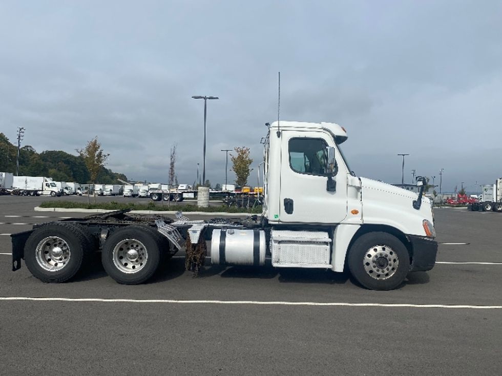 Day Cab Tractor-Heavy Duty Tractors-Freightliner-2016-Cascadia 12564ST-Everett-WA-529,663\n\t\tmiles-$ 34,500 - Image 7