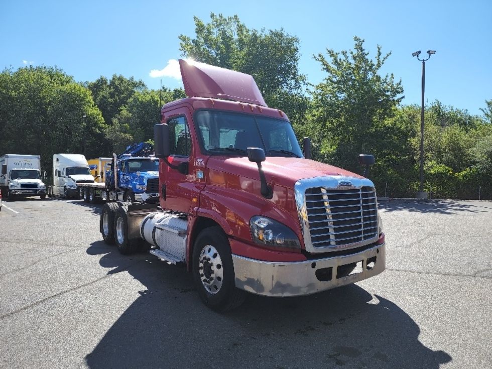 Day Cab Tractor-Heavy Duty Tractors-Freightliner-2016-Cascadia 12564ST-Fitchburg-MA-419,978 miles-$ 54,250