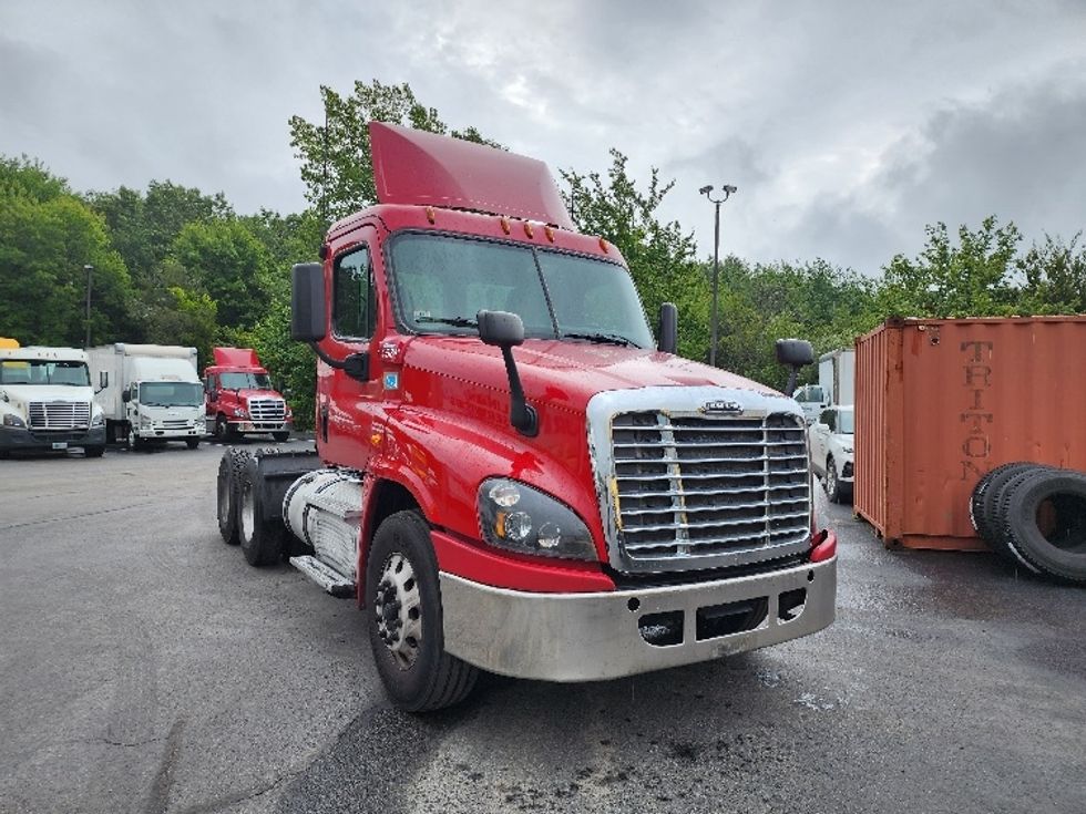 Day Cab Tractor-Heavy Duty Tractors-Freightliner-2016-Cascadia 12564ST-Fitchburg-MA-425,616 miles-$ 54,000