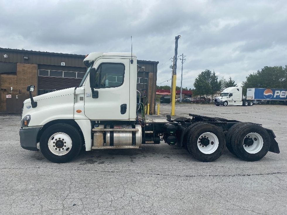 2016 Freightliner Cascadia 12564ST Day Cab Tractor