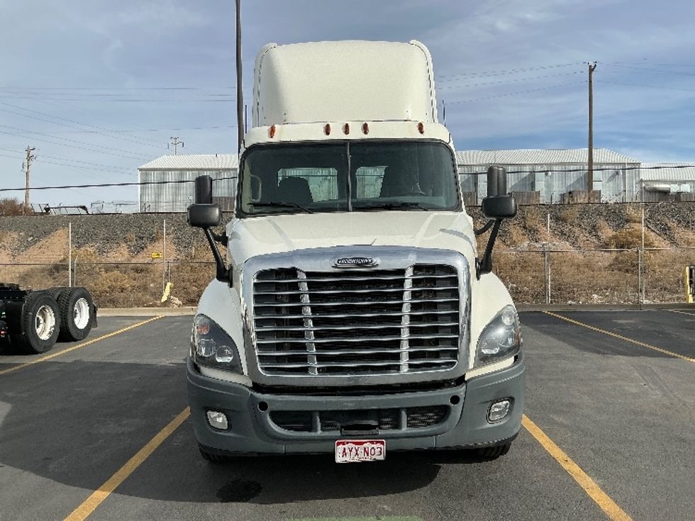 Day Cab Tractor-Heavy Duty Tractors-Freightliner-2016-Cascadia 12564ST-Greeley-CO-196,864\n\t\tmiles-$ 29,250 - Image 2
