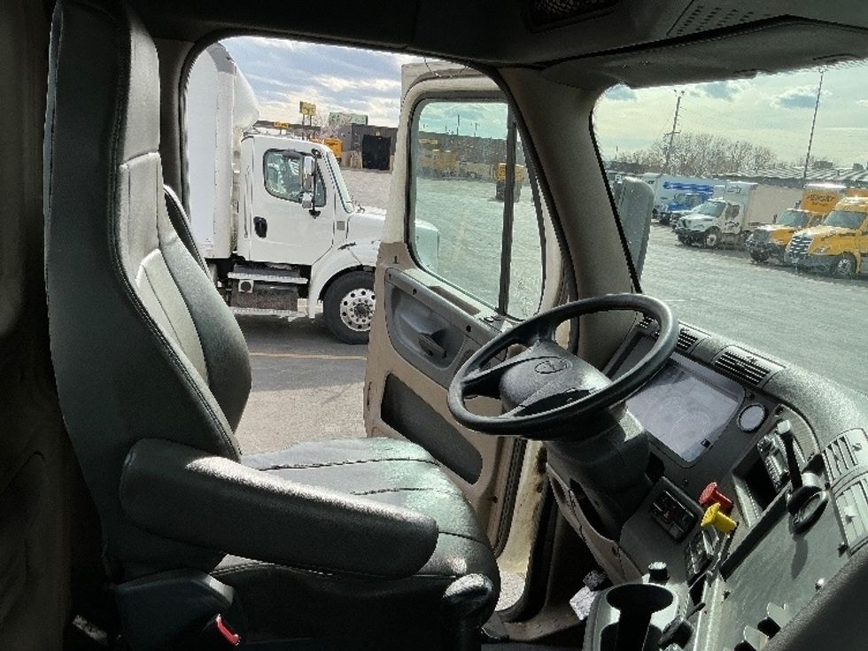 Day Cab Tractor-Heavy Duty Tractors-Freightliner-2016-Cascadia 12564ST-Greeley-CO-196,973\n\t\tmiles-$ 29,250 - Image 14