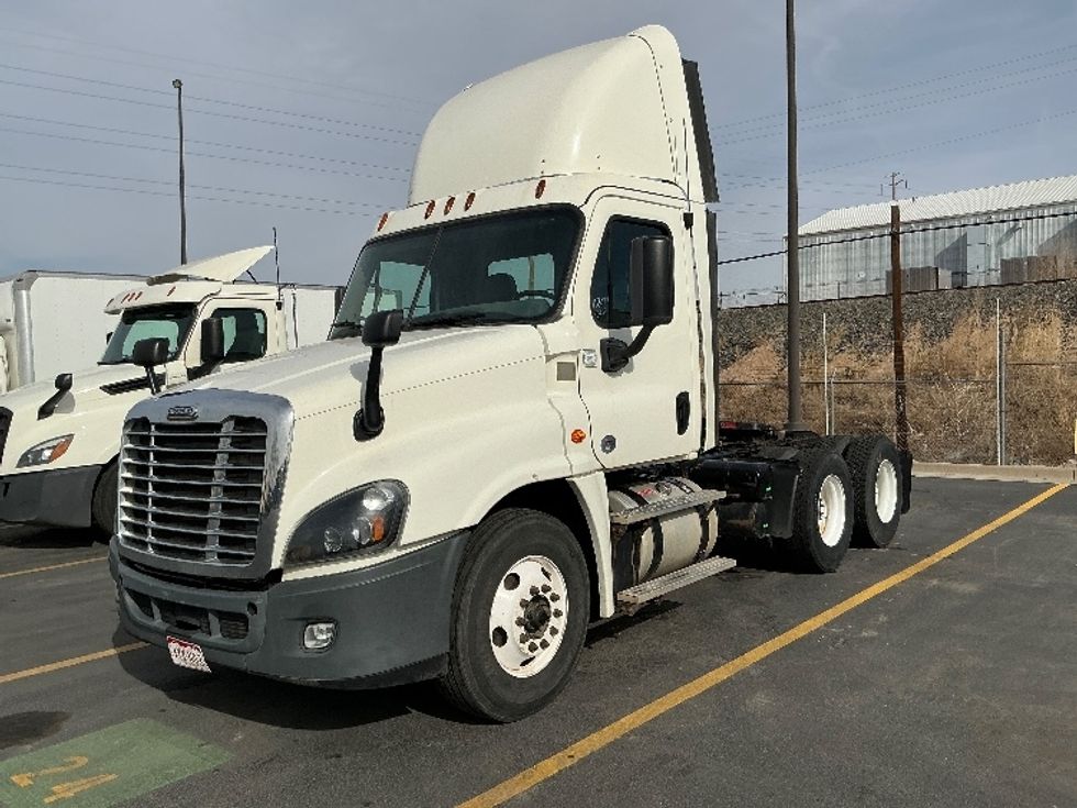 Day Cab Tractor-Heavy Duty Tractors-Freightliner-2016-Cascadia 12564ST-Greeley-CO-196,973\n\t\tmiles-$ 29,250 - Image 3