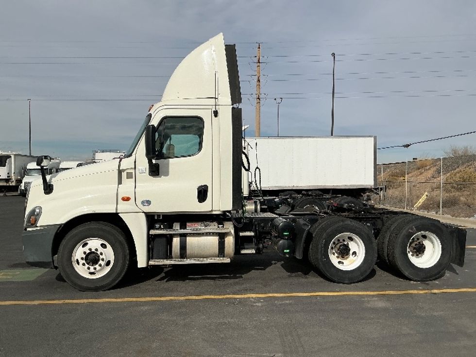 Day Cab Tractor-Heavy Duty Tractors-Freightliner-2016-Cascadia 12564ST-Greeley-CO-196,973\n\t\tmiles-$ 29,250 - Image 4