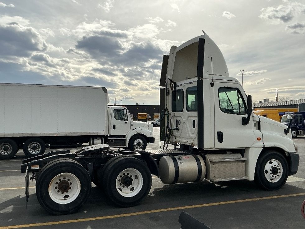 Day Cab Tractor-Heavy Duty Tractors-Freightliner-2016-Cascadia 12564ST-Greeley-CO-196,973\n\t\tmiles-$ 29,250 - Image 8