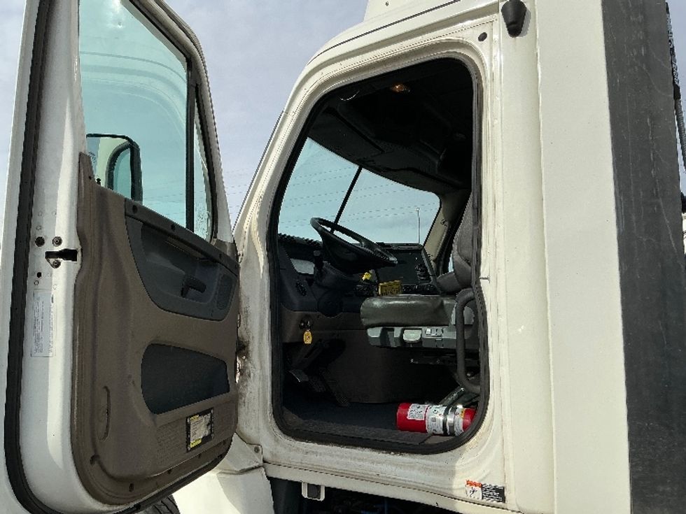 Day Cab Tractor-Heavy Duty Tractors-Freightliner-2016-Cascadia 12564ST-Greeley-CO-196,973\n\t\tmiles-$ 29,250 - Image 9