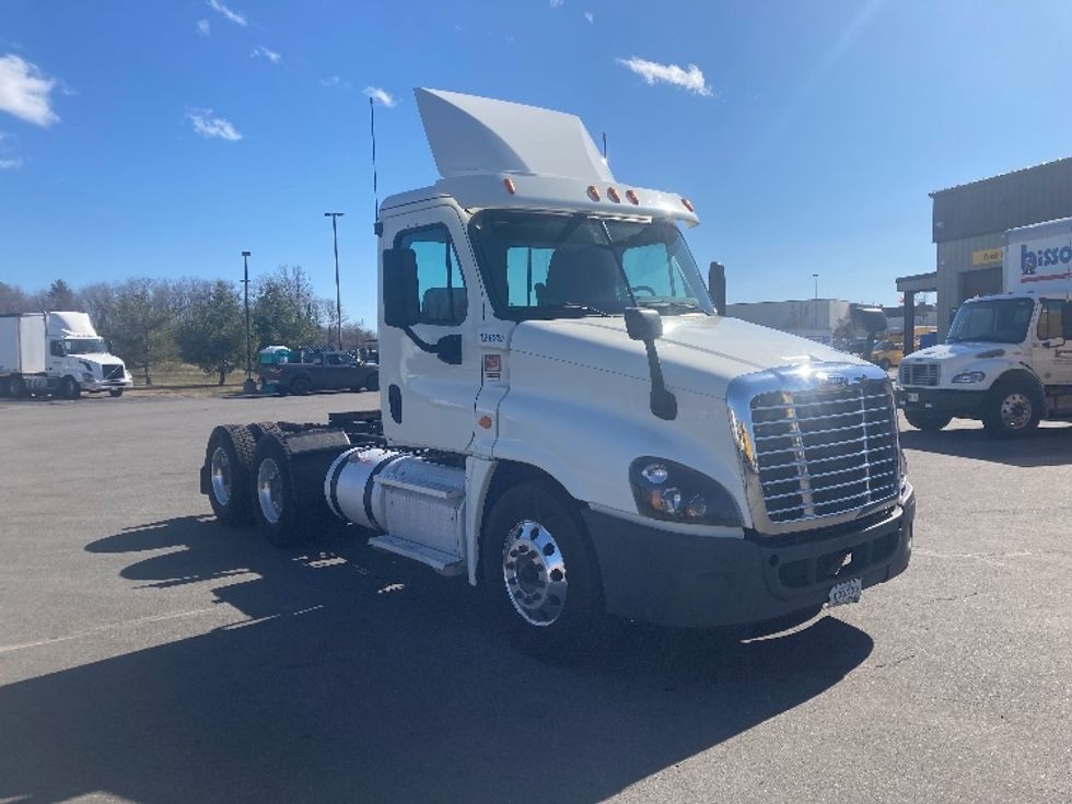 Day Cab Tractor-Heavy Duty Tractors-Freightliner-2016-Cascadia 12564ST-Hudson-NH-610,258 miles-$ 51,500