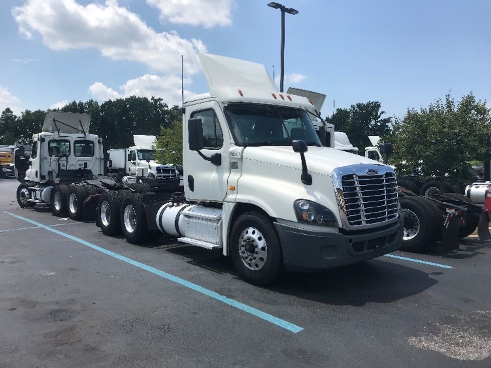 Day Cab Tractor-Heavy Duty Tractors-Freightliner-2016-Cascadia 12564ST-Jessup-MD-558,160 miles-$ 49,750