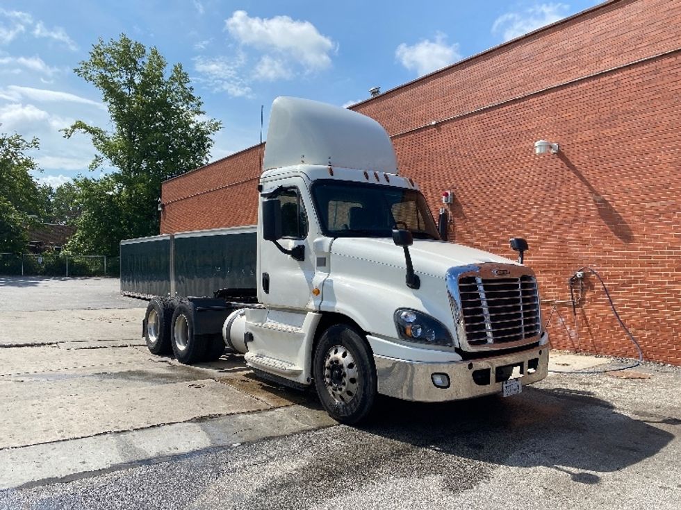 Day Cab Tractor-Heavy Duty Tractors-Freightliner-2016-Cascadia 12564ST-Middlefield-OH-443,921 miles-$ 54,000