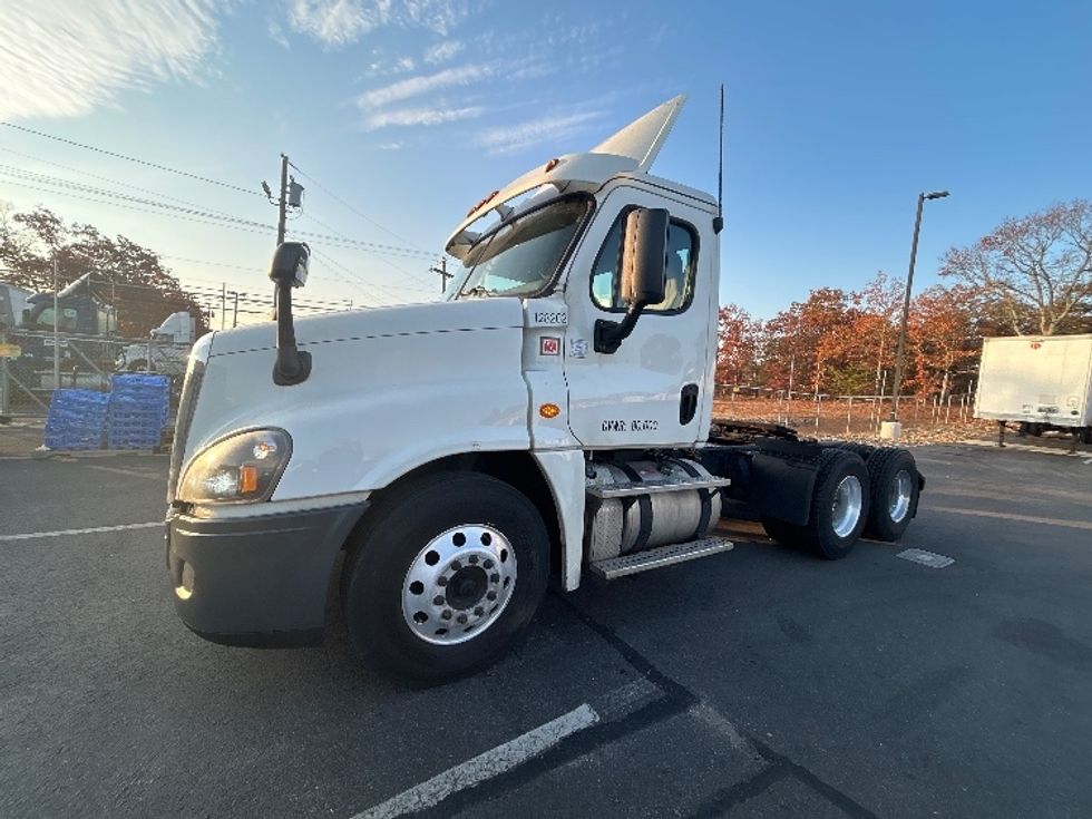 Day Cab Tractor-Heavy Duty Tractors-Freightliner-2016-Cascadia 12564ST-Millville-NJ-312,860\n\t\tmiles-$ 41,000 - Image 1