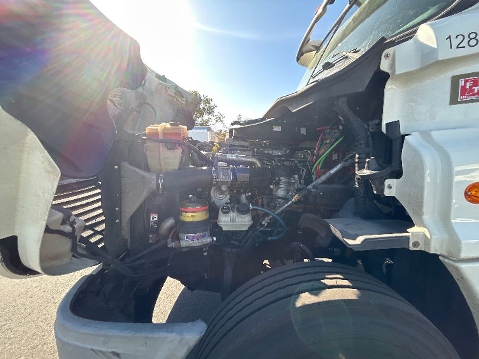 Day Cab Tractor-Heavy Duty Tractors-Freightliner-2016-Cascadia 12564ST-Millville-NJ-312,860\n\t\tmiles-$ 41,000 - Image 16
