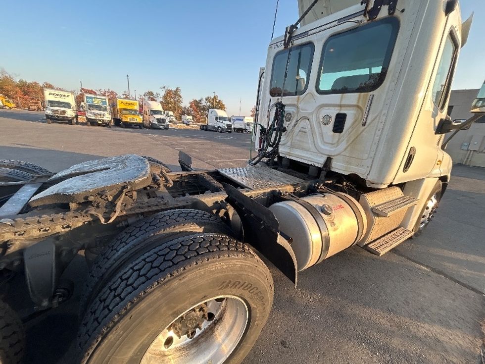 Day Cab Tractor-Heavy Duty Tractors-Freightliner-2016-Cascadia 12564ST-Millville-NJ-312,860\n\t\tmiles-$ 41,000 - Image 18