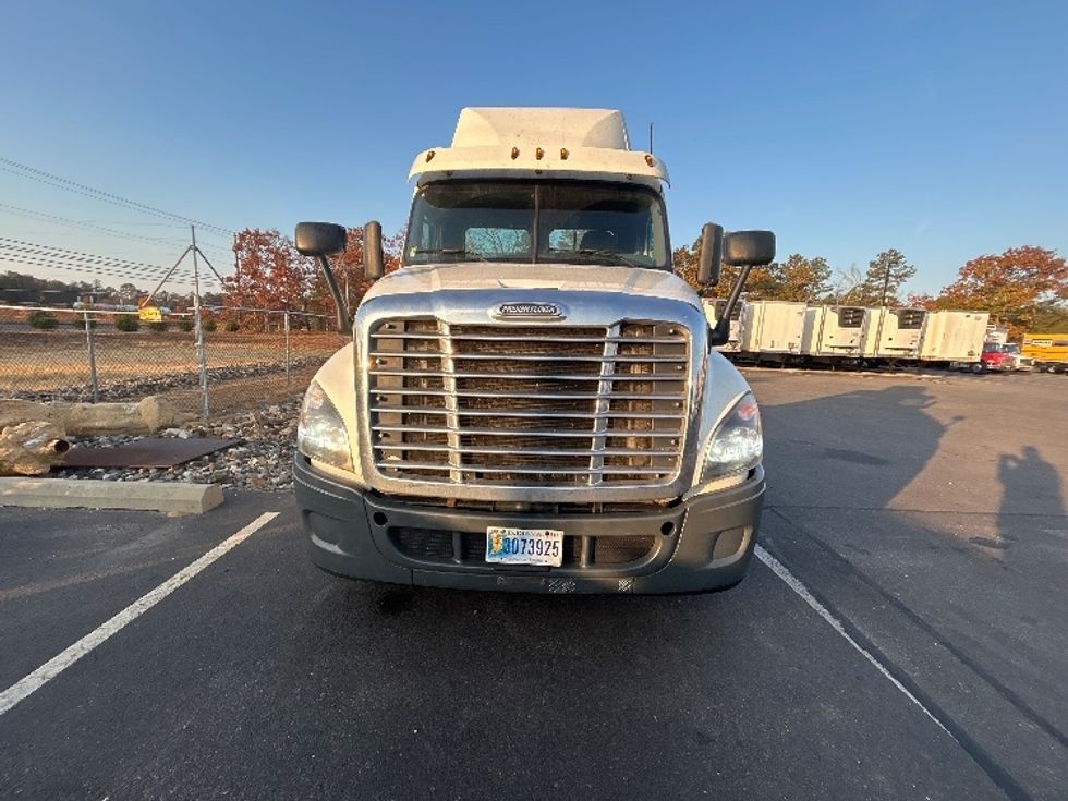 Day Cab Tractor-Heavy Duty Tractors-Freightliner-2016-Cascadia 12564ST-Millville-NJ-312,860\n\t\tmiles-$ 41,000 - Image 2