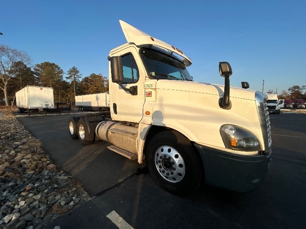Day Cab Tractor-Heavy Duty Tractors-Freightliner-2016-Cascadia 12564ST-Millville-NJ-312,860\n\t\tmiles-$ 41,000 - Image 3