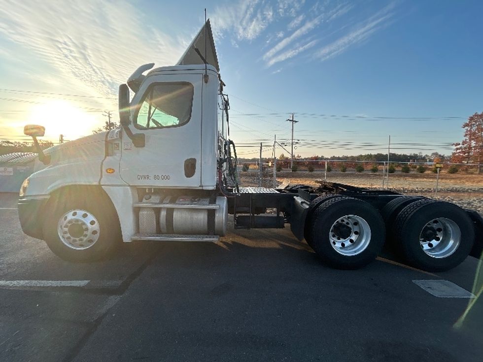 Day Cab Tractor-Heavy Duty Tractors-Freightliner-2016-Cascadia 12564ST-Millville-NJ-312,860\n\t\tmiles-$ 41,000 - Image 4