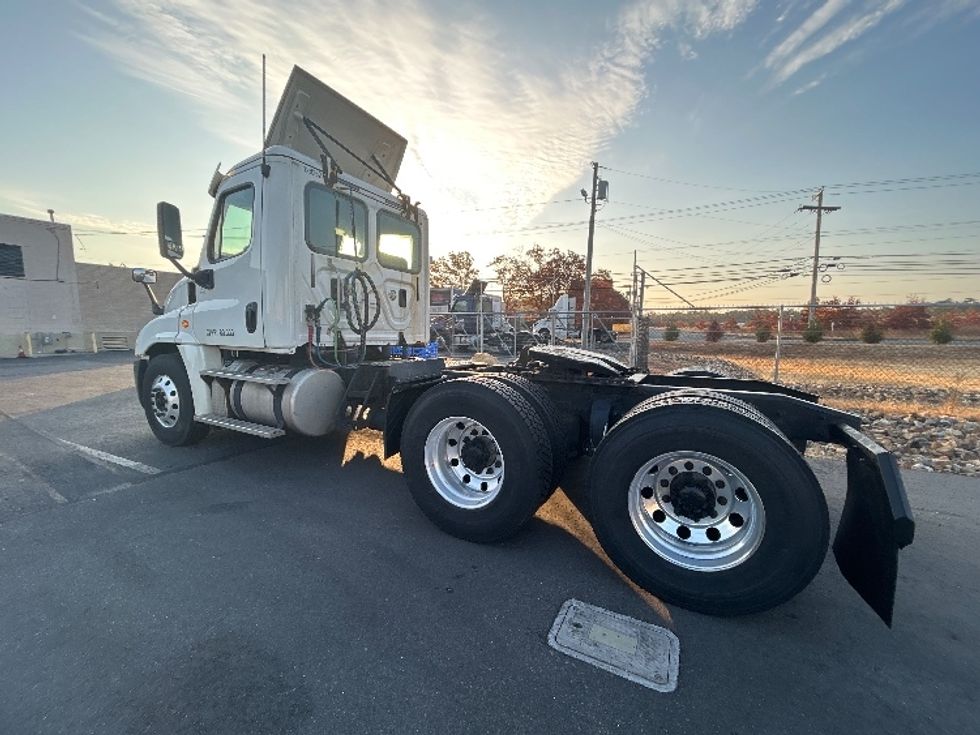 Day Cab Tractor-Heavy Duty Tractors-Freightliner-2016-Cascadia 12564ST-Millville-NJ-312,860\n\t\tmiles-$ 41,000 - Image 5