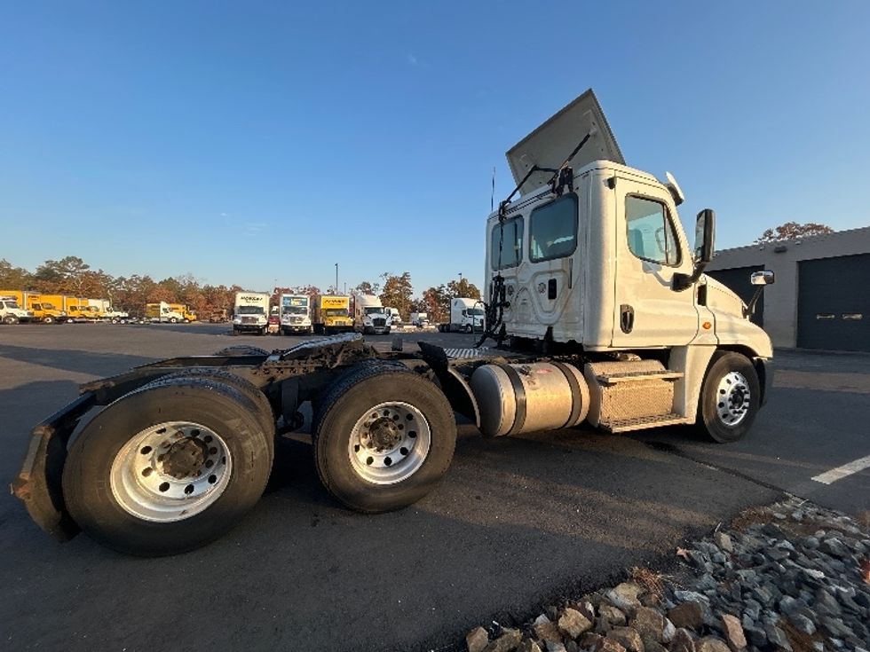Day Cab Tractor-Heavy Duty Tractors-Freightliner-2016-Cascadia 12564ST-Millville-NJ-312,860\n\t\tmiles-$ 41,000 - Image 7