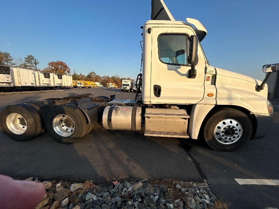 Day Cab Tractor-Heavy Duty Tractors-Freightliner-2016-Cascadia 12564ST-Millville-NJ-312,860\n\t\tmiles-$ 41,000 - Image 8