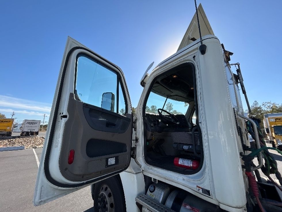 Day Cab Tractor-Heavy Duty Tractors-Freightliner-2016-Cascadia 12564ST-Millville-NJ-312,860\n\t\tmiles-$ 41,000 - Image 9