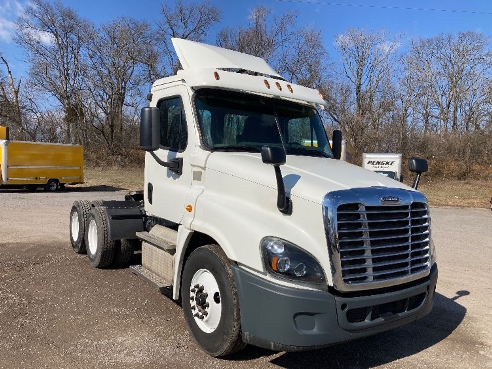 Day Cab Tractor-Heavy Duty Tractors-Freightliner-2016-Cascadia 12564ST-Mount Juliet-TN-588,824\n\t\tmiles-$ 28,750 - Image 1