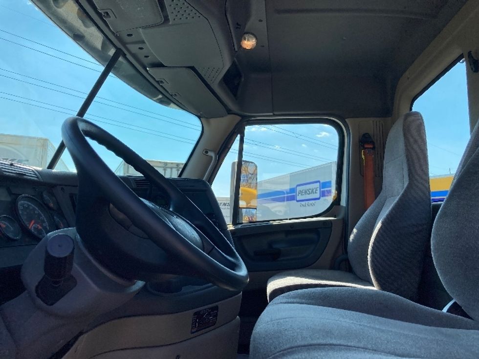 Day Cab Tractor-Heavy Duty Tractors-Freightliner-2016-Cascadia 12564ST-Mount Juliet-TN-588,824\n\t\tmiles-$ 28,750 - Image 10