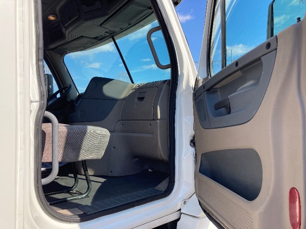 Day Cab Tractor-Heavy Duty Tractors-Freightliner-2016-Cascadia 12564ST-Mount Juliet-TN-588,824\n\t\tmiles-$ 28,750 - Image 12