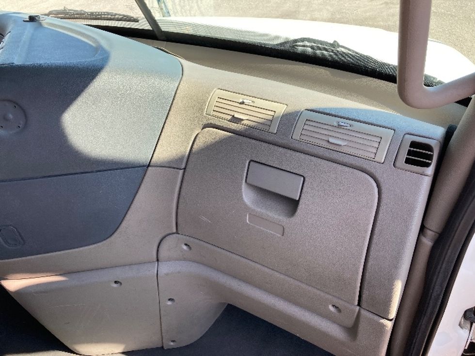 Day Cab Tractor-Heavy Duty Tractors-Freightliner-2016-Cascadia 12564ST-Mount Juliet-TN-588,824\n\t\tmiles-$ 28,750 - Image 13