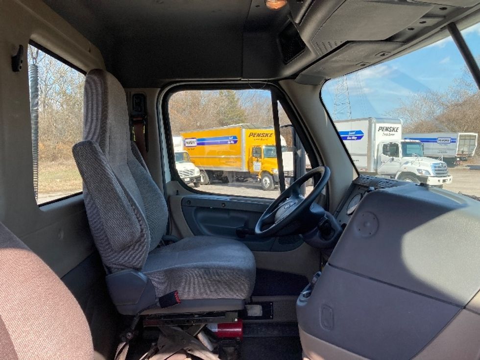 Day Cab Tractor-Heavy Duty Tractors-Freightliner-2016-Cascadia 12564ST-Mount Juliet-TN-588,824\n\t\tmiles-$ 28,750 - Image 14