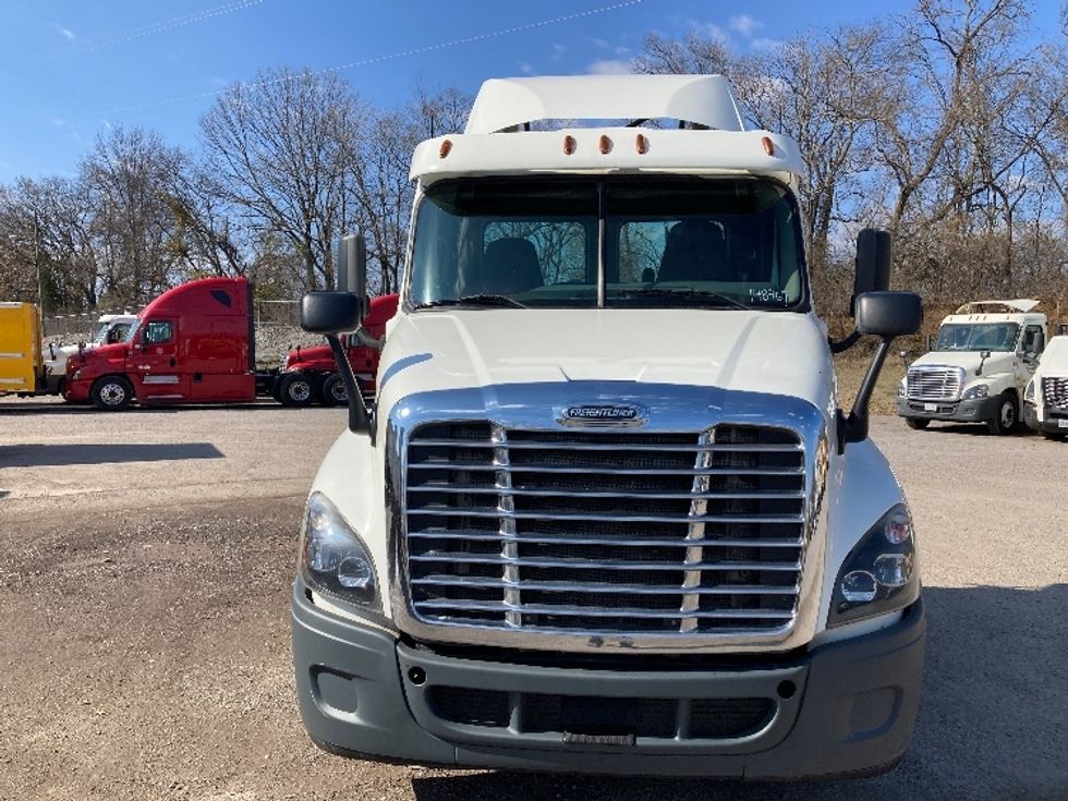 Day Cab Tractor-Heavy Duty Tractors-Freightliner-2016-Cascadia 12564ST-Mount Juliet-TN-588,824\n\t\tmiles-$ 28,750 - Image 2