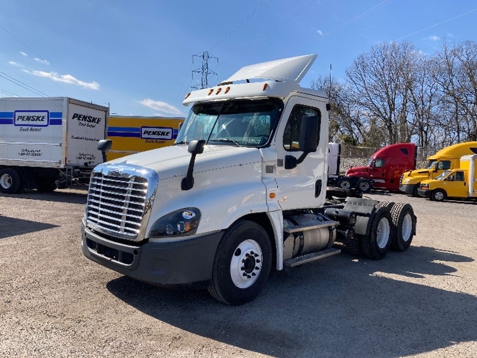 Day Cab Tractor-Heavy Duty Tractors-Freightliner-2016-Cascadia 12564ST-Mount Juliet-TN-588,824\n\t\tmiles-$ 28,750 - Image 3