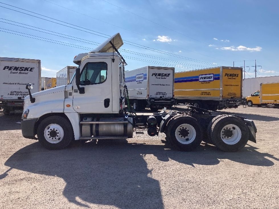 Day Cab Tractor-Heavy Duty Tractors-Freightliner-2016-Cascadia 12564ST-Mount Juliet-TN-588,824\n\t\tmiles-$ 28,750 - Image 4