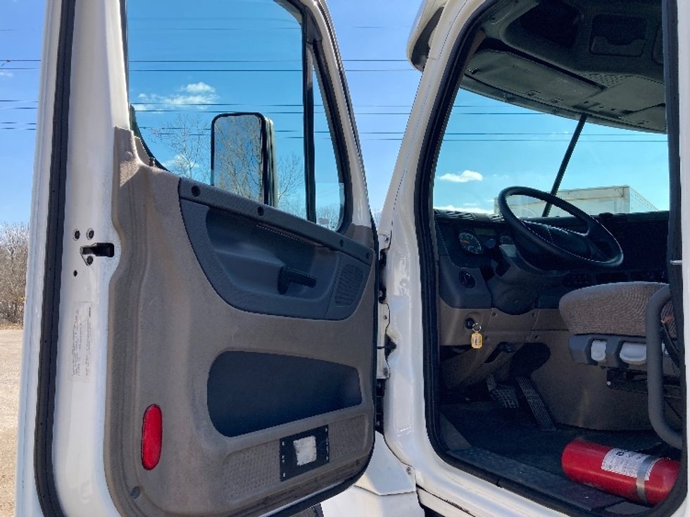 Day Cab Tractor-Heavy Duty Tractors-Freightliner-2016-Cascadia 12564ST-Mount Juliet-TN-588,824\n\t\tmiles-$ 28,750 - Image 9