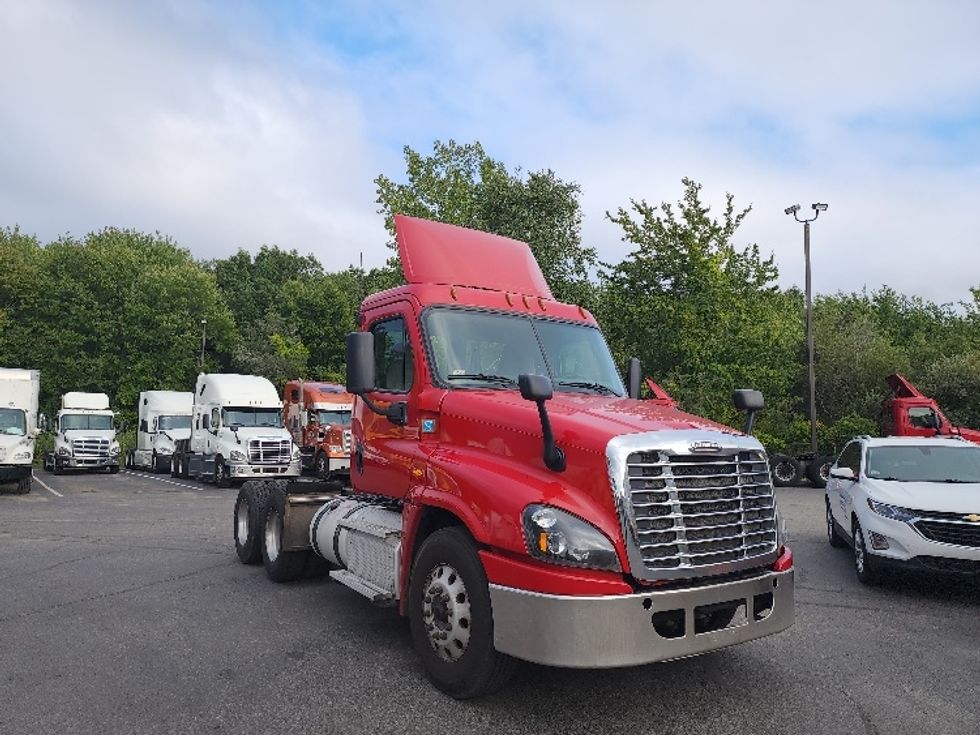 Day Cab Tractor-Heavy Duty Tractors-Freightliner-2016-Cascadia 12564ST-New Bedford-MA-413,932 miles-$ 54,500