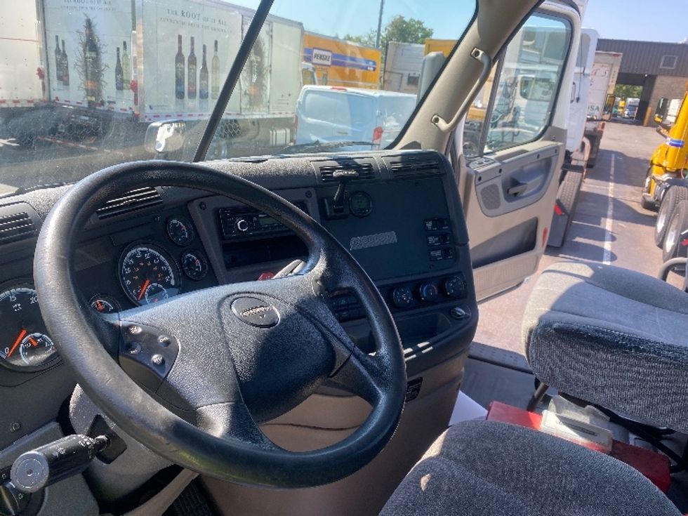 Day Cab Tractor-Heavy Duty Tractors-Freightliner-2016-Cascadia 12564ST-Parsippany-NJ-537,307\n\t\tmiles-$ 31,250 - Image 10