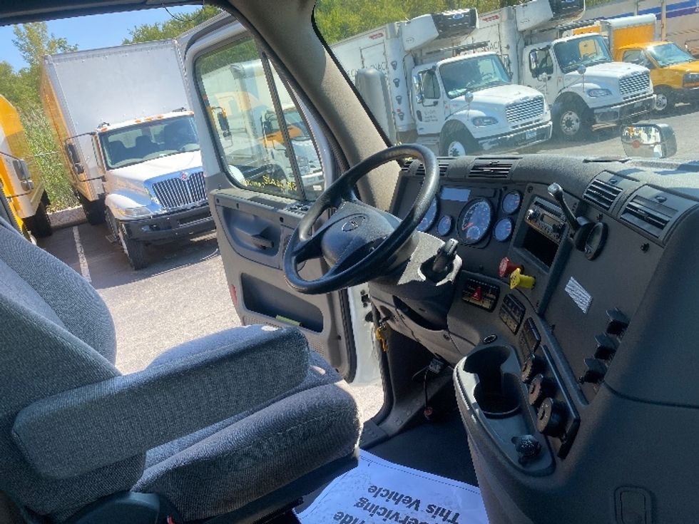 Day Cab Tractor-Heavy Duty Tractors-Freightliner-2016-Cascadia 12564ST-Parsippany-NJ-537,307\n\t\tmiles-$ 31,250 - Image 14