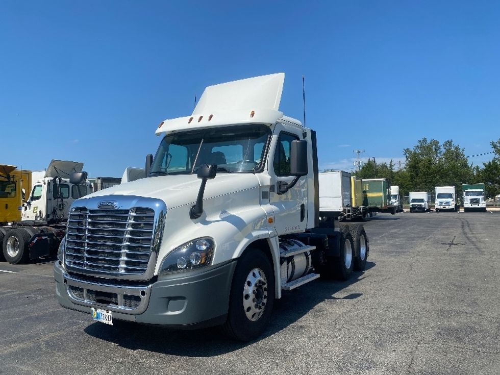 Day Cab Tractor-Heavy Duty Tractors-Freightliner-2016-Cascadia 12564ST-Parsippany-NJ-537,307\n\t\tmiles-$ 31,250 - Image 3