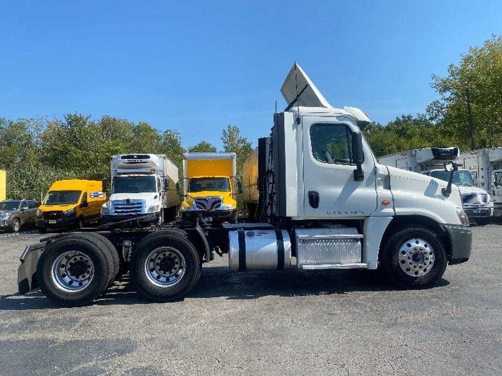 Day Cab Tractor-Heavy Duty Tractors-Freightliner-2016-Cascadia 12564ST-Parsippany-NJ-537,307\n\t\tmiles-$ 31,250 - Image 8