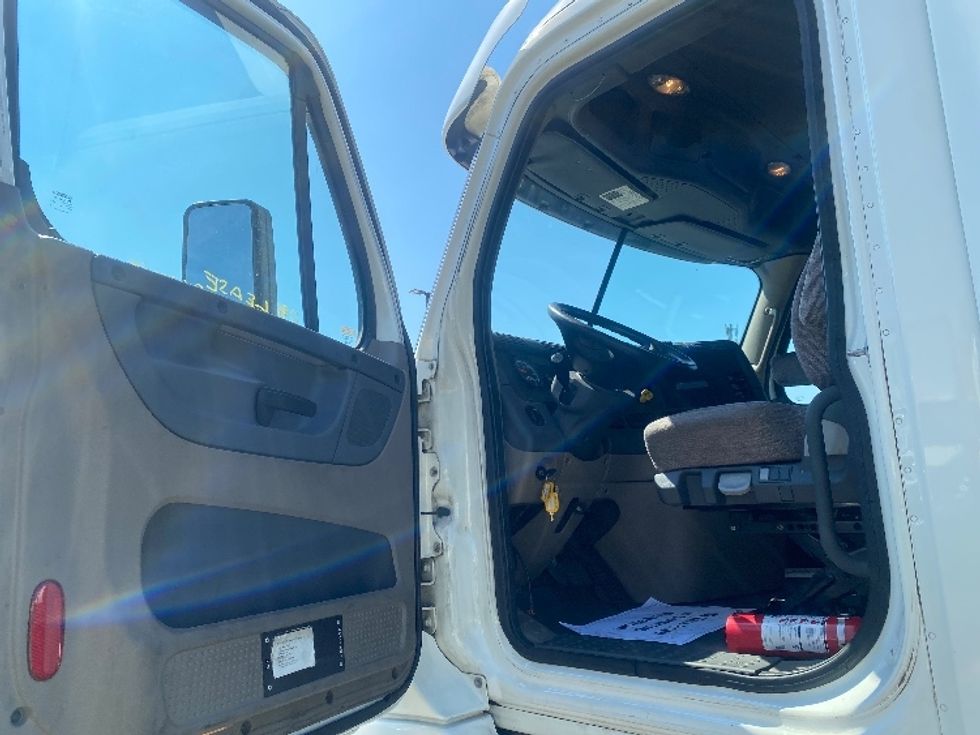 Day Cab Tractor-Heavy Duty Tractors-Freightliner-2016-Cascadia 12564ST-Parsippany-NJ-537,307\n\t\tmiles-$ 31,250 - Image 9