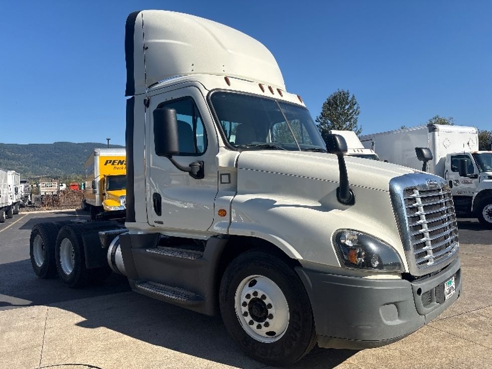Using Light Box 2016 Freightliner Cascadia 12564ST Day Cab Tractor